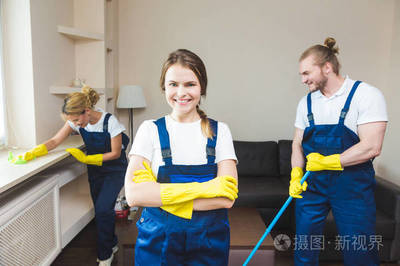 在工作過(guò)程中使用專業(yè)設(shè)備的清潔服務(wù)。專業(yè)的小廚房清潔, 沙發(fā)干洗, 窗戶和地板清洗。穿制服、工作服和橡膠手套的男人和女人